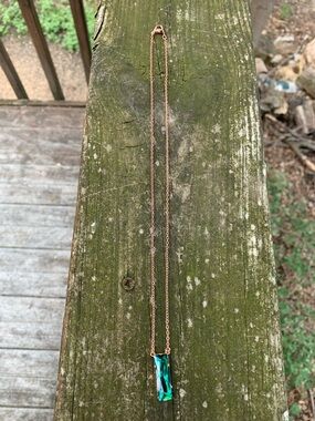 NWOT Emerald Green Rectangular Pendant Necklace in rose gold